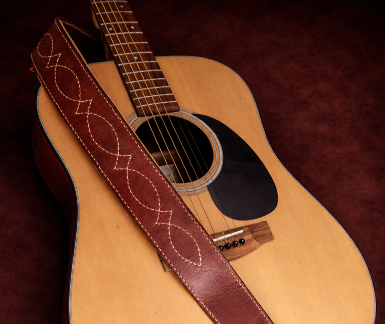 sangle guitare cuir artisanal marron cousue point sellier personnalisable fabrication française